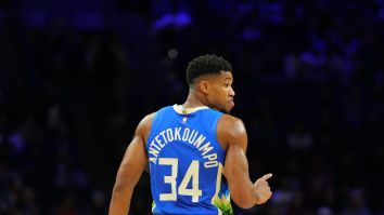 NBA粉丝称吉安尼斯（Giannis Antetokounmpo）为“假谦虚”，他将梯子推到了费城76ers竞技场员工中